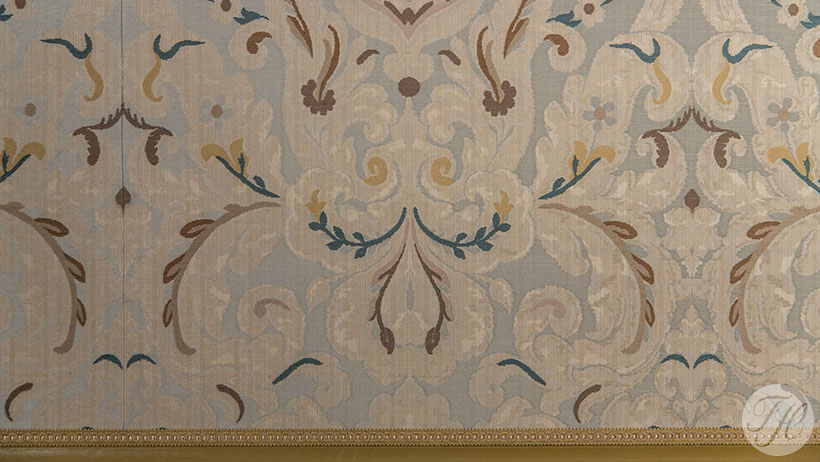 stoffen wandbespanning foyers Stadsgehoorzaal Kampen afgewerkt met passement