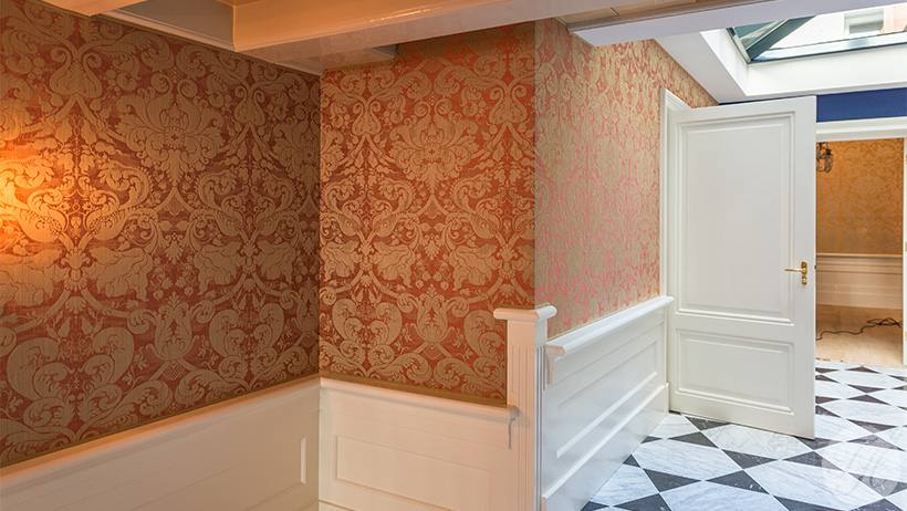 wanden met rode wandbespanningstof souterrain Keizersgracht Amsterdam