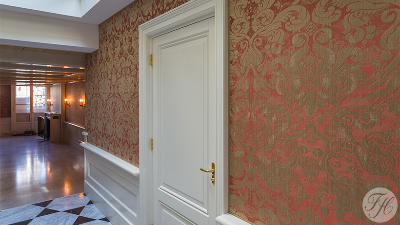 wand met rode wandbespanningstof souterrain Keizersgracht Amsterdam