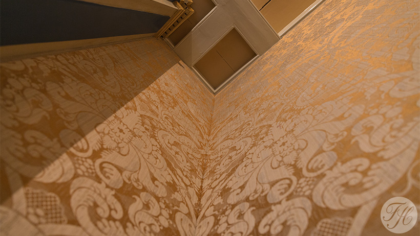 detail gele wandbespanningstof aangebracht in souterrain Keizersgracht