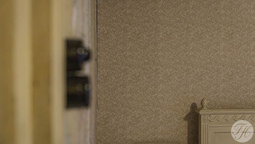 detail van behang met traditionele betengeling als ondergrond