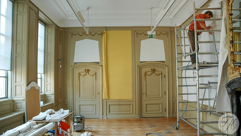 Aanbrengen stoffen wandbespanning Museum De Lakenhal Leiden