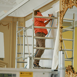 stoffen wandbespanning twee zalen Museum De Lakenhal Leiden
