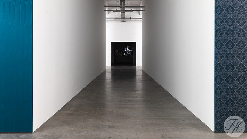 twee stof ontwerpen van kunstenaar Melvin Moti verwerkt in wandbesapnning