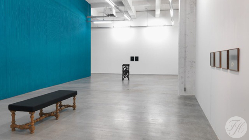 wand met bespannen stof ontworpen door kunstenaar Melvin Moti