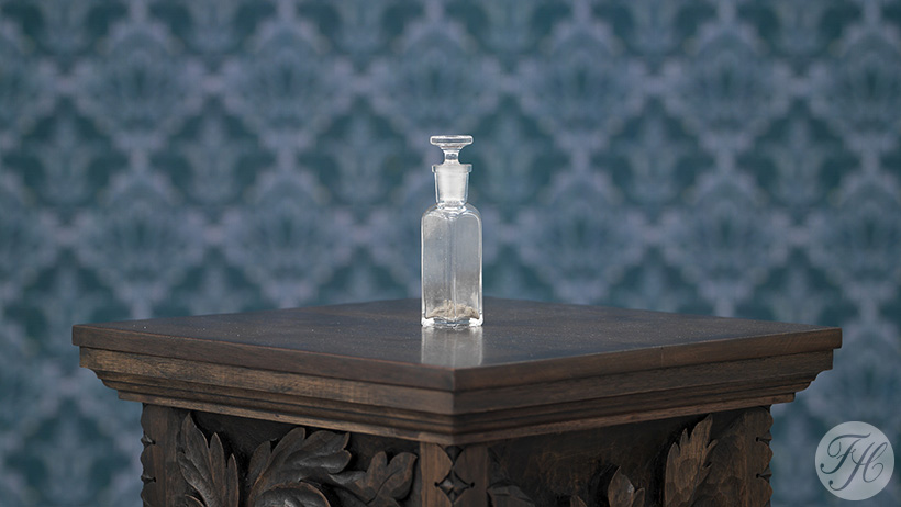 detail van object voor wand met bespannen stof ontworpen door kunstenaar Melvin Moti