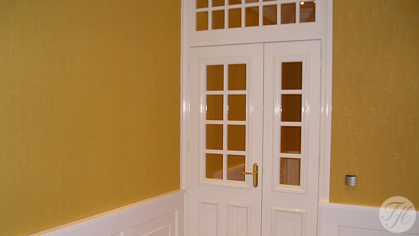 detail stoffen aangebracht boven lambrisering in herenhuis met moderne uitstraling