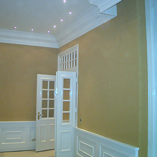 stoffen wandbespanning en passende gordijnen klassiek herenhuis met moderne uitstraling Amsterdam