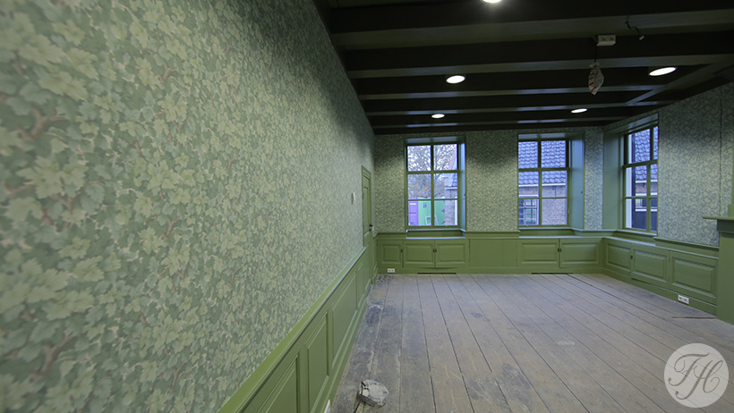 Betengeling en behang in kamer Streekmuseum Hoeksche Waard in de boerderij Oost Leeuwenstein te Heinenoord