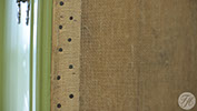 Detail van klassiek aangebrachte betengeling van gespannen linnen vastgezet met kopspijkertjes