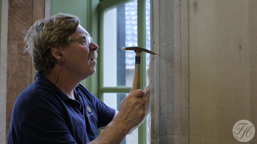 Vastspijkeren van betengeling in kamer van Streekmuseum Hoeksche Waard