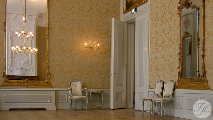 eindresultaat van authentieke wandbespanning van gespannen stof afgewerkt met passend bandje in Pulchri studio Den Haag