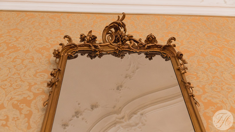 Grote sierlijke spiegel in Grote zaal Pulchri Studio Den Haag