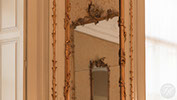 Grote sierlijke spiegels in Grote zaal Pulchri Studio Den Haag