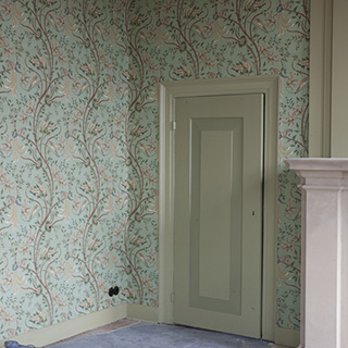 stoffen wandbespanning, betengeling en behang aangebracht in monumentaal pand Ridderhofstad Gunterstein Breukelen