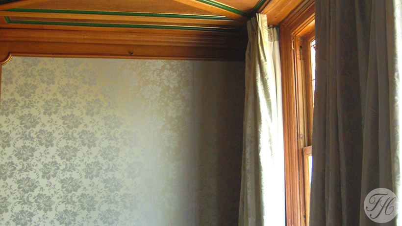 wandbespanning met passende gordijnen aangebracht in herenhuis Den Haag