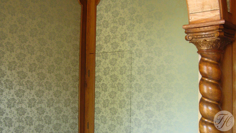 detail van blinde deur met wandbespanningstof