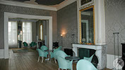 Grote kamer en-suite voorzien van stoffen wandbespanning monumentaal pand Dordrecht