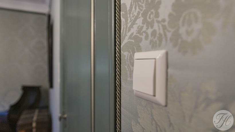 Stoffen wandbespanning met koord afgewerkt