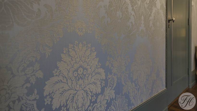 Stoffen wandbespanning met koord afgewerkt