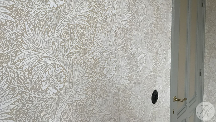 Detail van behang met klassieke uitstraling op authentiek betengelde ondergrond in monumentaal pand