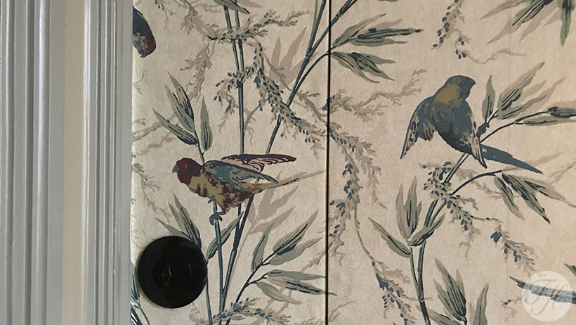 Detail van behang met klassieke uitstraling op authentiek betengelde ondergrond in monumentaal pand Amsterdam