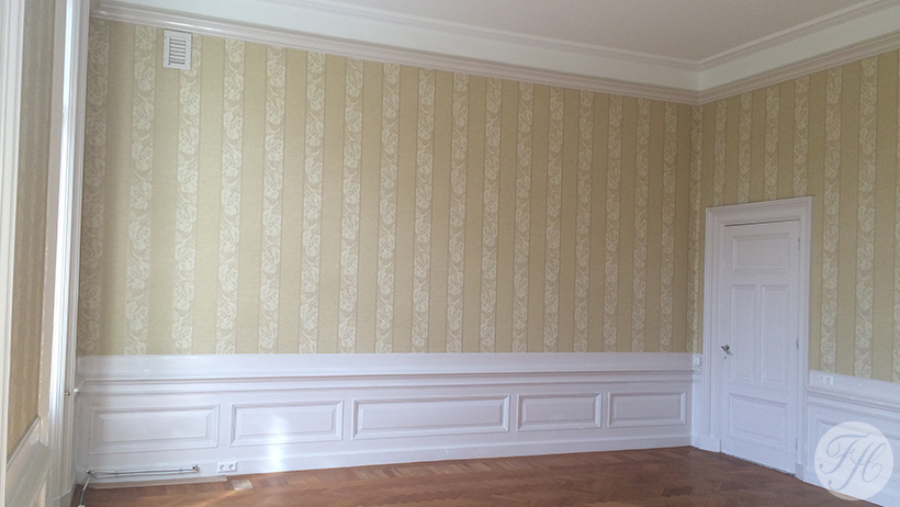 Authentiek betengelen, gespannen en gespijkerd linnen afgewerkt met grondpapier en behang