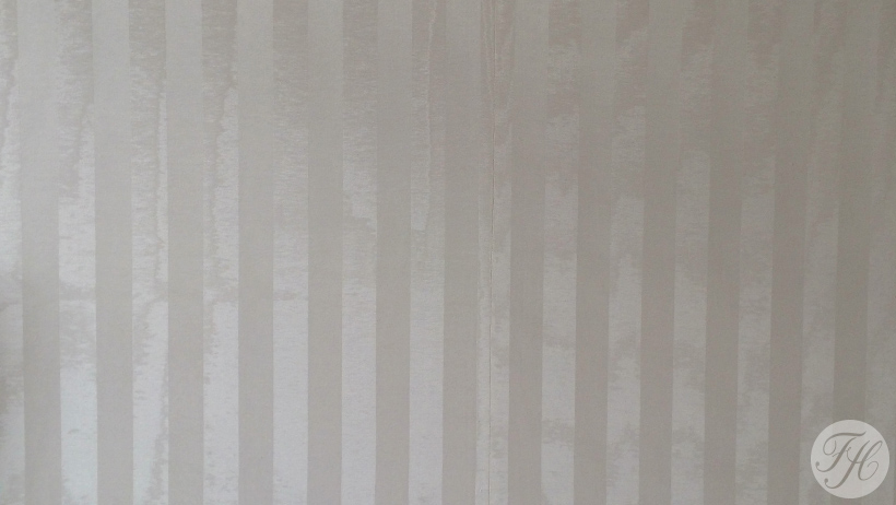 Houten raamwerk voozien van stoffen wandbespanning, warme sfeer, akoestisch dempend en isolatie