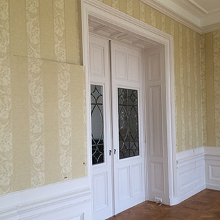 Drie stijlkamers voorzien van klassieke betengeling afgewerkt met behang en een stoffen wandbespanning in Herenhuis aan Vondelpark, Amsterdam