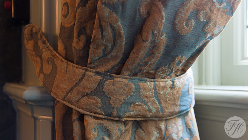 Regentenkamer Nijmegen statige gevoerde gordijnen met embrasses aangebracht