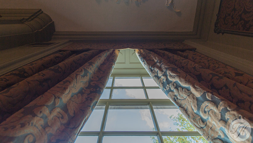 Regentenkamer Nijmegen statige gevoerde gordijnen met embrasses en een koof aangebracht