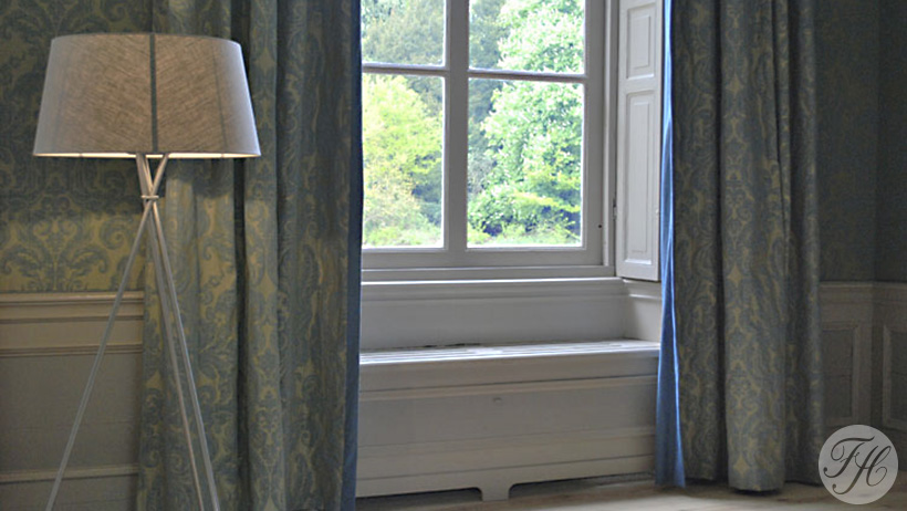 stoffen wandbespanning en gordijnen voor warmte en geluidsisolatie stijlkamer Huize Westerflier Hof van Twente