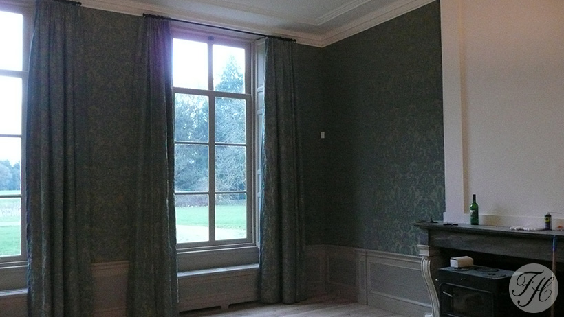 stoffen wandbespanning en gordijnen voor warmte en geluidsisolatie stijlkamer Huize Westerflier Hof van Twente