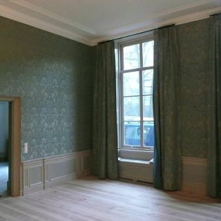 stoffen wandbespanning en gordijnen voor warmte en geluidsisolatie stijlkamer Huize Westerflier Hof van Twente