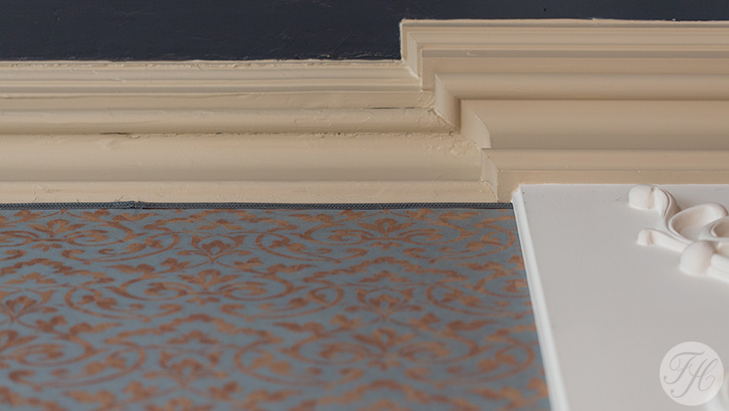 detail stoffen wandbespanning afgewerkt met band