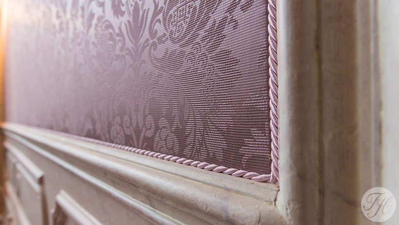 gegaufreerd zijden wandbespanning in stijlkamer afgewerkt met koord monument De Witte Roos