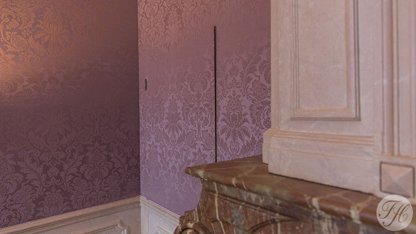 gegaufreerd zijden wandbespanning in stijlkamer toegepast op blinde deur